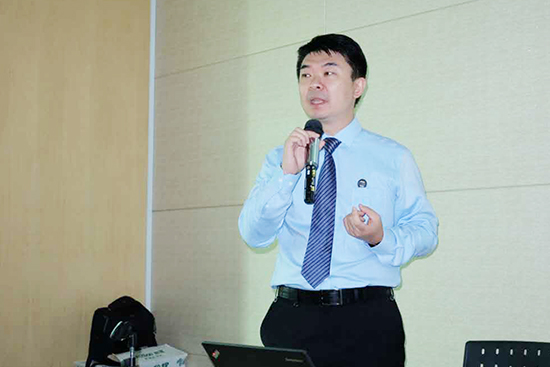 图为宁德时代市场总监杨琦在“动力电池技术公开课”上做主题演讲.jpg