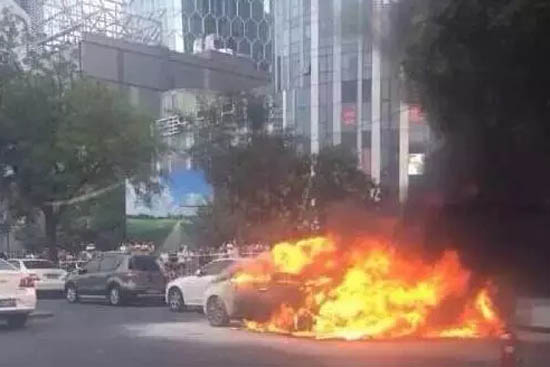 1469758094574075368.jpg 三里屯 起火.jpg