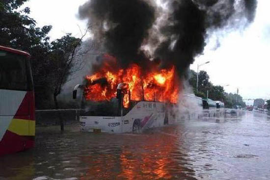 1469758117203077877.jpg 南京大巴起火.jpg