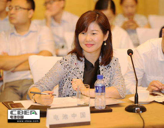 1471006016414019974.jpg 图为电池中国网总编辑张雨主持会议.jpg