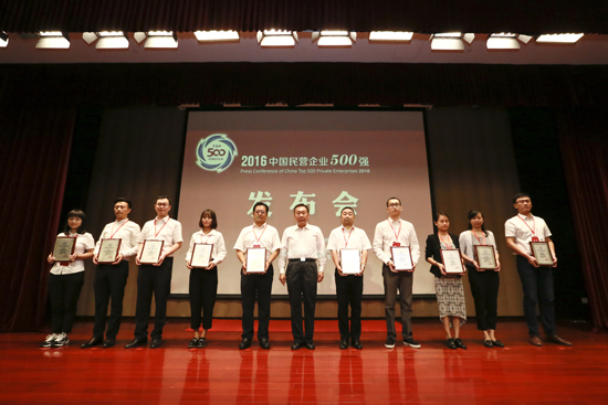 1472108338371011038.jpg 国家发改委副主任张勇(中)为超威集团代表(右五)颁发奖牌.jpg