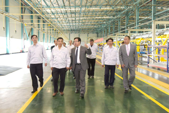 1476842922022028243.jpg 5.图为猛狮科技相关领导参观东风裕隆生产线.jpg