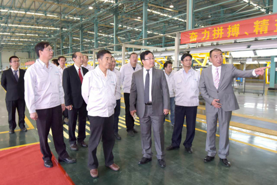 1476843007154056704.jpg 6.图为猛狮科技相关领导参观东风裕隆生产线.jpg