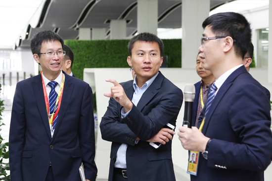 1476864844992007545.jpg 4.图为斯坦福大学崔屹教授(中)参观超威创元.jpg