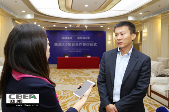 1476864855268094203.jpg 3.图为崔屹教授在签约仪式后接受采访.jpg