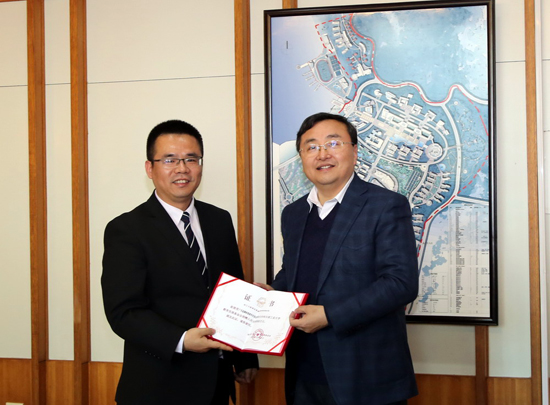 1489279728670042463.jpg 哈工大(威海)1校长徐晓飞向猛狮科技颁发“捐赠纪念证书”ok.jpg