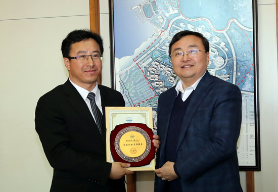 1489279747577018600.jpg 1哈工大(威海)校长徐晓飞向王亚波博士颁发“就业创业导师”证书ok.jpg