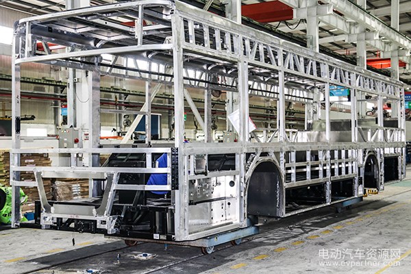 1493171668310092525.jpg 新能源客车竟是这样生产出来的!实地探访比亚迪杭州基地02.jpg