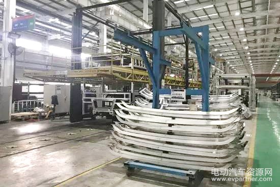 1493171674517043175.jpg 新能源客车竟是这样生产出来的!实地探访比亚迪杭州基地03.jpg