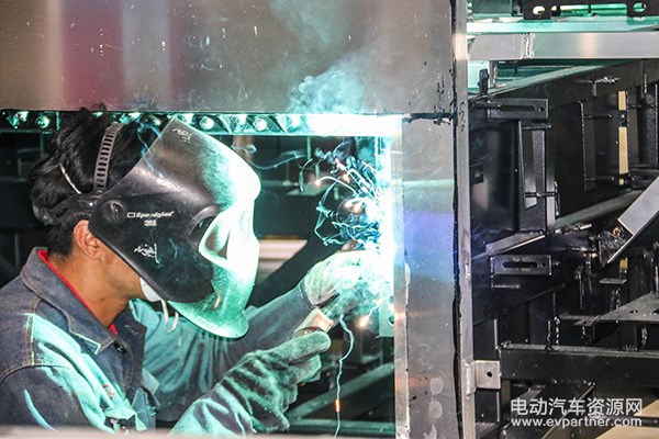 1493171683556064891.jpg 新能源客车竟是这样生产出来的!实地探访比亚迪杭州基地04.jpg