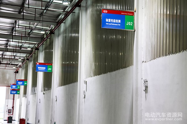 1493171754620095827.jpg 新能源客车竟是这样生产出来的!实地探访比亚迪杭州基地11.jpg