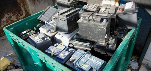 每年超30万吨电池非法倾倒 动力电池回收难题待破.jpg