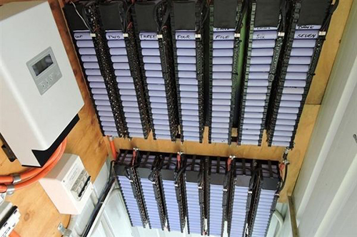 1504057112360014758.jpg 老外回收4480颗废旧18650电芯:造出40kWh超级蓄电池.jpg