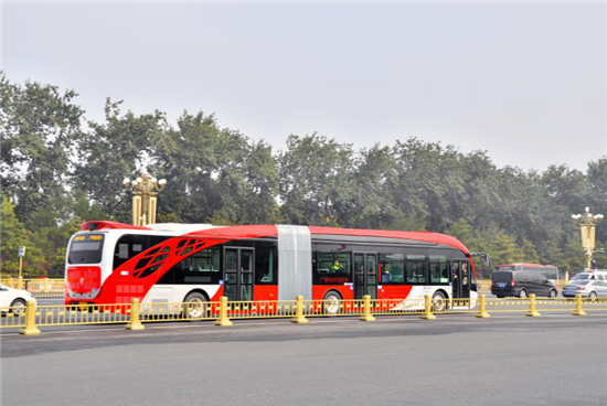 以实干献礼十九大 银隆新能源18米纯电动BRT在京上线运营