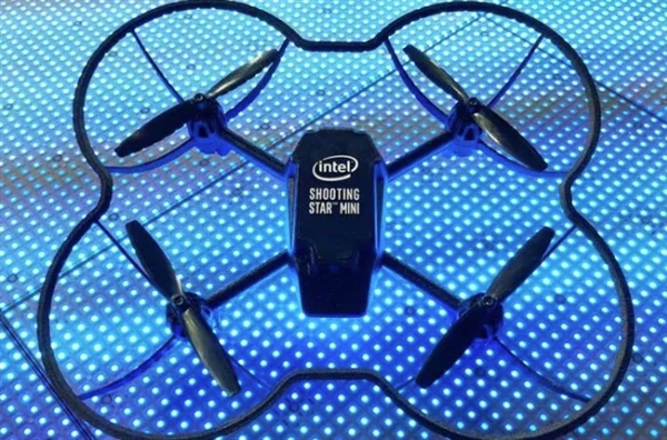 Intel室内同时放飞100架无人机 创吉尼斯纪录
