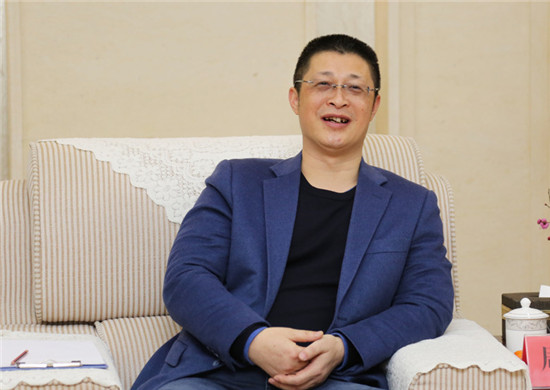 浙江省长兴县委书记周卫兵、县长杨中校走访超威集团送祝福鼓干劲