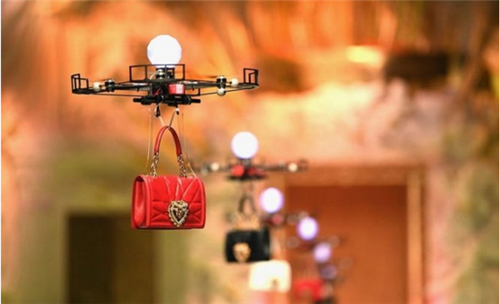 无人机T台走秀闪耀米兰时装周 无人机T台走秀闪耀米兰时装周