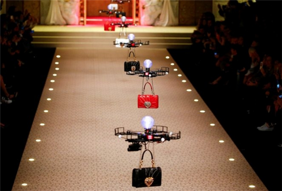 无人机T台走秀闪耀米兰时装周 无人机T台走秀闪耀米兰时装周