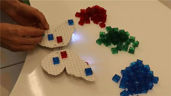 乐高研发积木遥控器,可编排无人机队形 乐高研发积木遥控器,可编排无人机队形