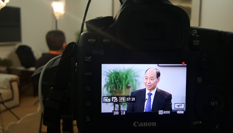 图为风帆有限责任公司董事长、党委书记刘宝生接受《新能源1+1》视频人物专访节目组采访