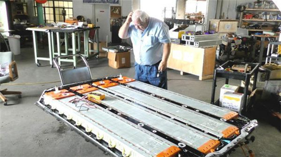 特斯拉黑科技:世界上最先进的大型锂电池,比其他产品领先一年 特斯拉黑科技:世界上最先进的大型锂电池,比其他产品领先一年