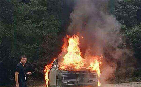 电动汽车起火引发电池安全拷问 都是高能量密度惹的祸？