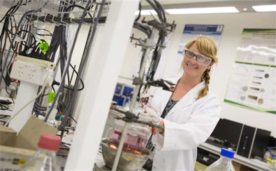 借助阳光的魔力，把CO2变为电池所用的高效碳材料