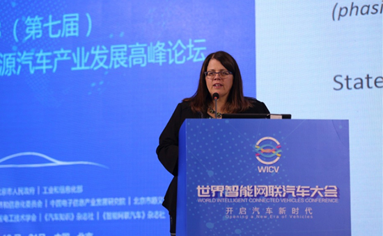 五大专题论坛场面火爆 智能网联汽车驶入“高速路”