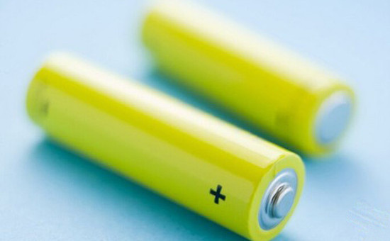 具有高能量密度和长寿命的全钒水系锂离子电池