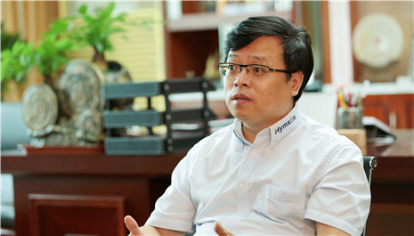 图为海目星董事长赵盛宇接受《新能源1+1》视频人物专访节目组采访