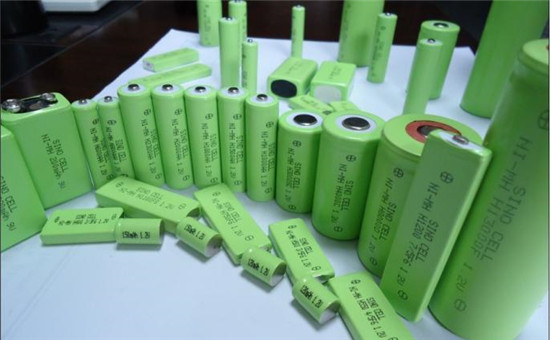 补贴腰斩70% 磷酸铁锂凭高性价比“回杀”三元材料？