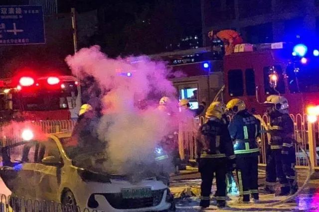 长安电动汽车充电起火 40分钟才扑灭 长安电动汽车充电起火 40分钟才扑灭