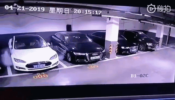 上海一特斯拉自燃烧到只剩框架！居民紧急疏散