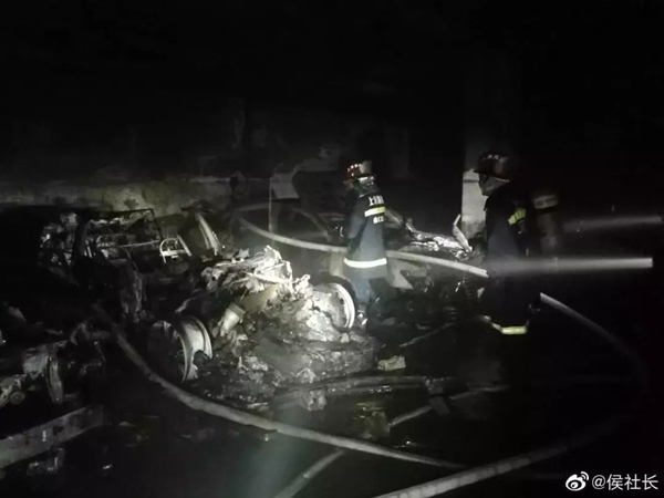 特斯拉蔚来相继着火、蔚来公关总监被「调岗」,电动汽车的黑色星期一 特斯拉蔚来相继着火、蔚来公关总监被「调岗」,电动汽车的黑色星期一