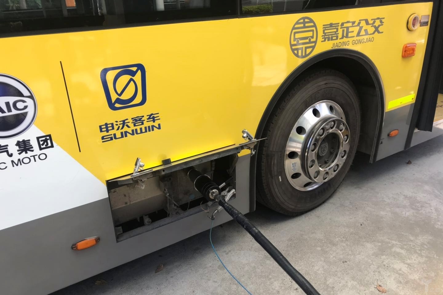 一辆申沃氢燃料电池公交正在加氢