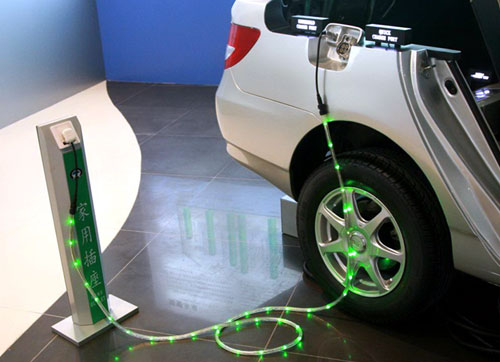 除了底盘，电池还可以放在车里的哪个位置免受撞击？