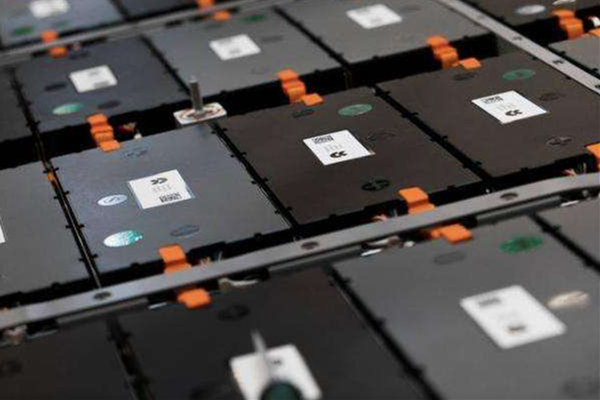 电池着火后的巨头：没有恢复元气的三星，飘摇的特斯拉