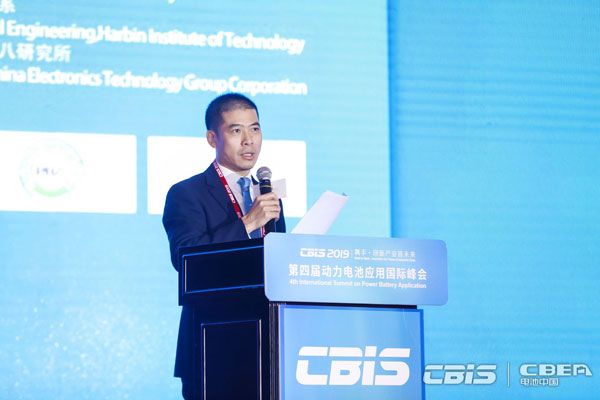 中国化学与物理电源行业协会动力电池应用分会高级顾问刘斐主持会议