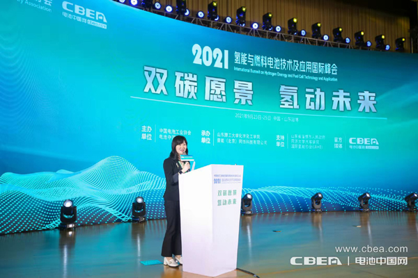 电池中国网CEO/中国电池工业协会副秘书长/氢能与燃料电池分会执行秘书长张雨主持开幕式 电池中国网CEO/中国电池工业协会副秘书长/氢能与燃料电池分会执行秘书长张雨主持开幕式