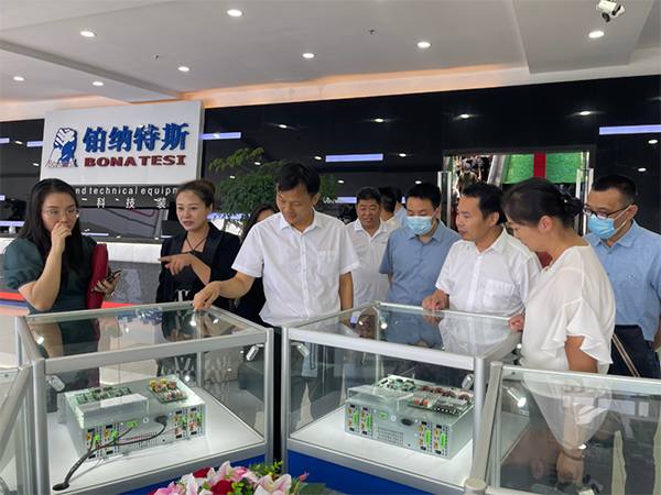 铂纳特斯自动化钟罩等压注液机为储能业赋能 铂纳特斯自动化钟罩等压注液机为储能业赋能