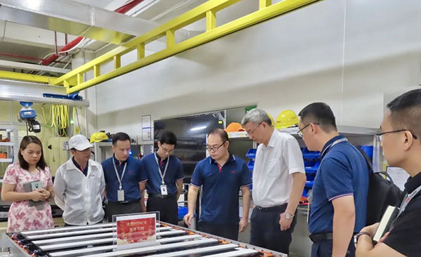 亿纬首件大圆柱系统产品成功下线