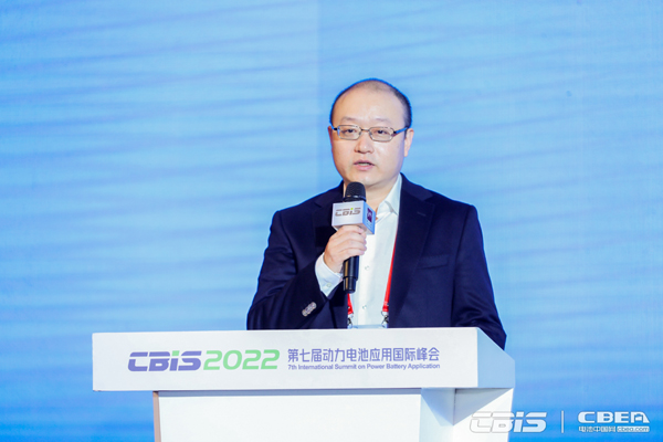 广州凌顶能源科技有限公司创始人/CEO梅骜主持“拓展锂电应用新边界”主题论坛