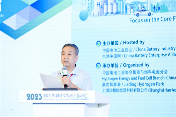 中国电池工业协会副理事长兼执行秘书长王建新主持