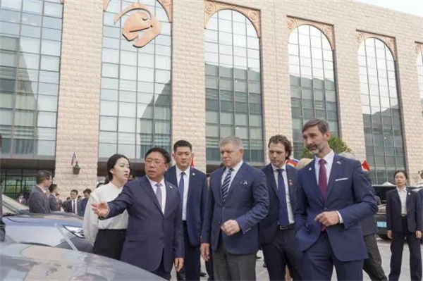 斯洛伐克总理菲佐到访国轩高科 斯洛伐克总理菲佐到访国轩高科