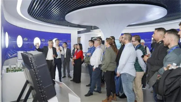 斯洛伐克总理菲佐到访国轩高科 斯洛伐克总理菲佐到访国轩高科