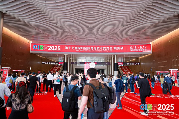 图为CIBF2025观众排队入场