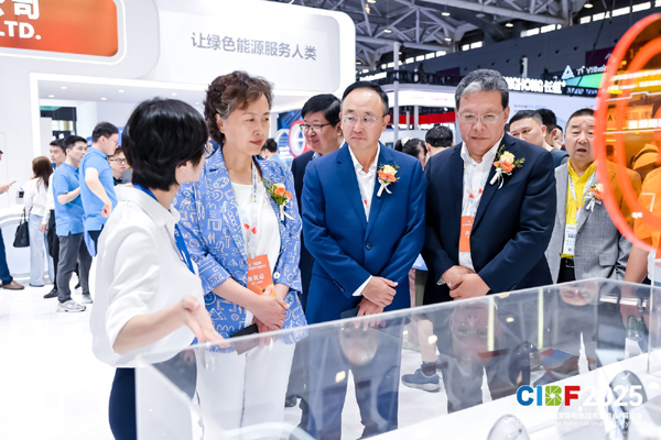 图为电源行业协会领导和协会理事会部分成员代表参观CIBF2025