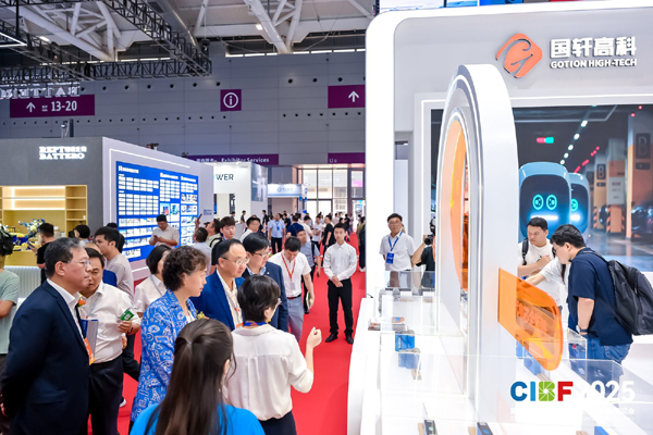 图为电源行业协会领导和协会理事会部分成员代表参观CIBF2025