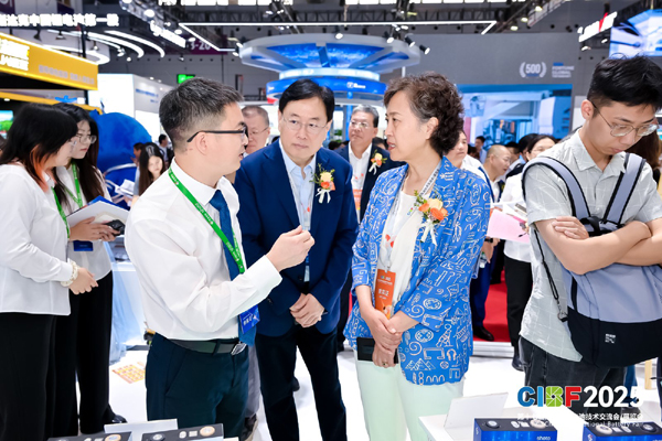 图为电源行业协会领导和协会理事会部分成员代表参观CIBF2025