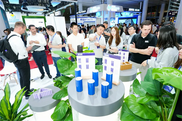 「极耳无界 能量登峰」发布会圆满落幕：睿恩21700-6Ah电池全球首发，携手蔡司共绘质量新篇章